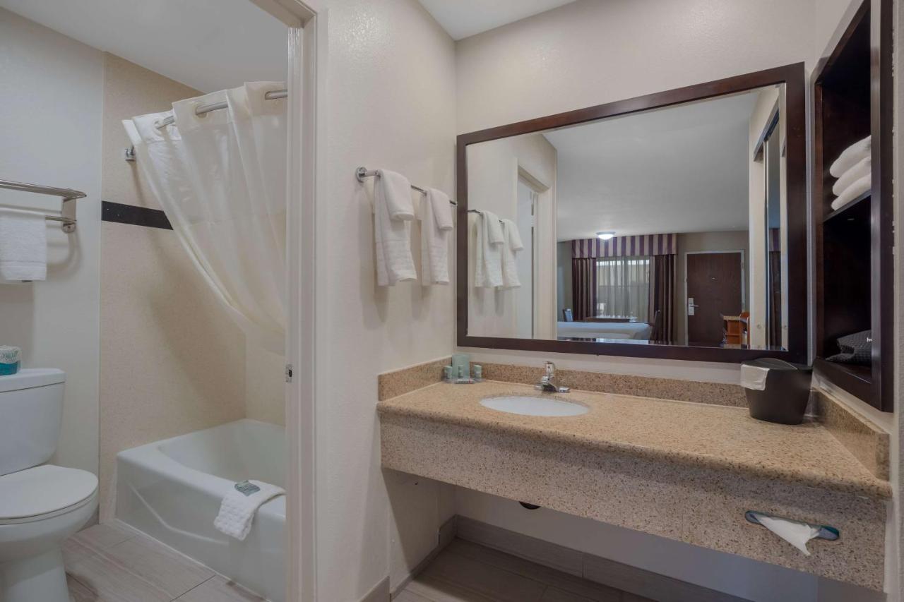 Best Western Norwalk Inn מראה חיצוני תמונה