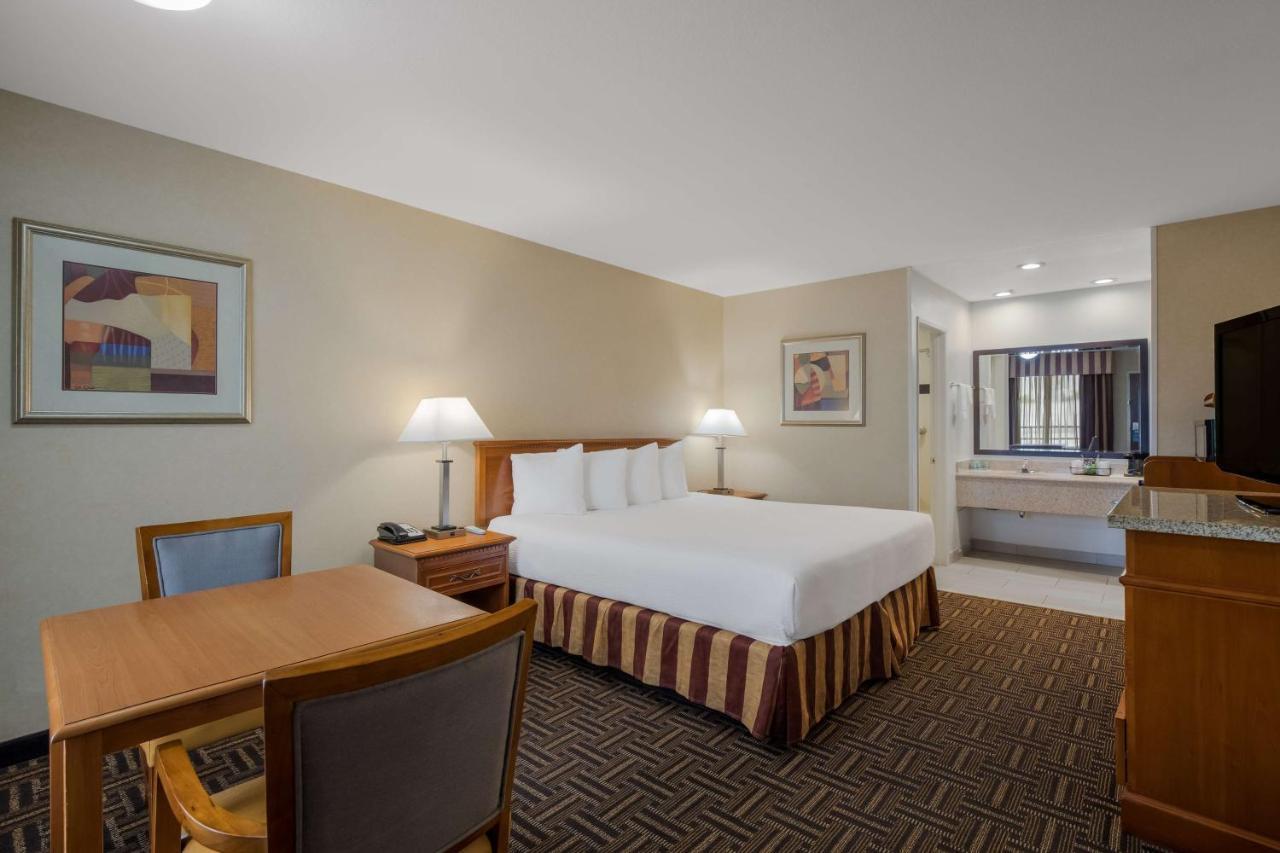 Best Western Norwalk Inn מראה חיצוני תמונה
